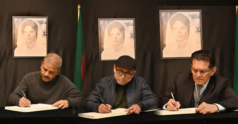 বাম থেকে আইন উপদেষ্টা আসিফ নজরুল, সংস্কৃতি উপদেষ্টা মোস্তফা সরয়ার ও জাতীয় নিরাপত্তা উপদেষ্টা ড. খলিলুর রহমান